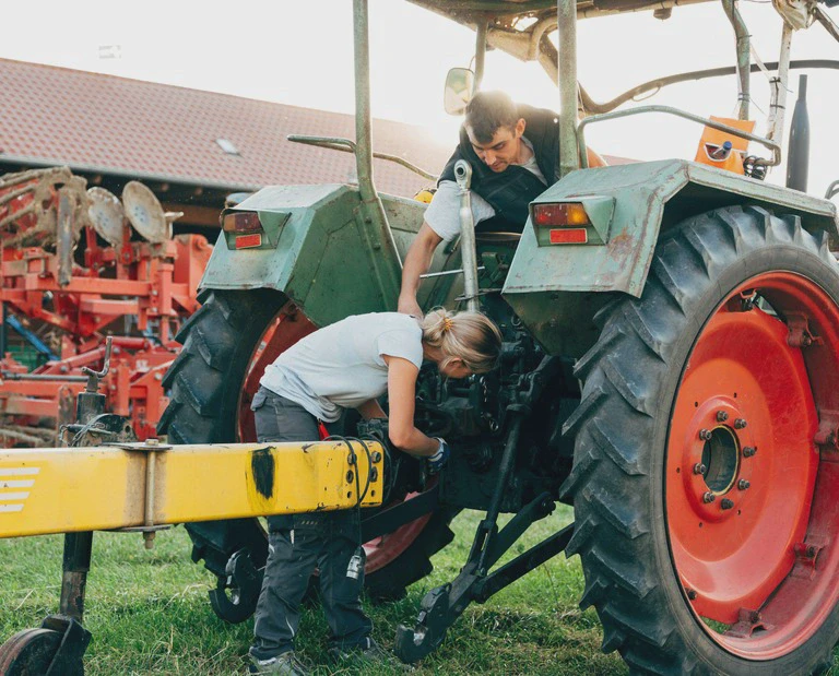 podpinanie maszyny rolniczej do ciągnika